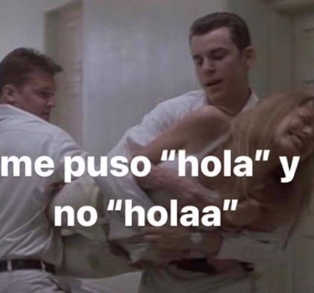 girl interrupted scene: 'me puso 'hola' y no 'holaa'' ('he wrote 'hey' instead of 'heyy'')