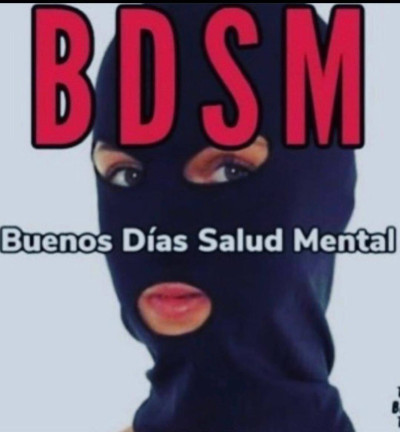 mujer con pasamontañas: BDSM: buenos días salud mental (woman in a ski mask: BDSM: good morning, mental health)